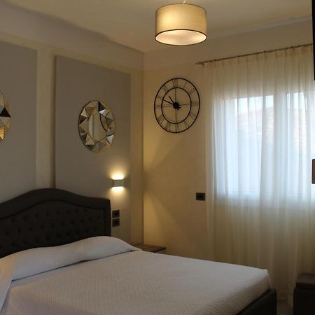 Villa Martina Luxury Rooms デセンツァーノ・デル・ガルダ エクステリア 写真