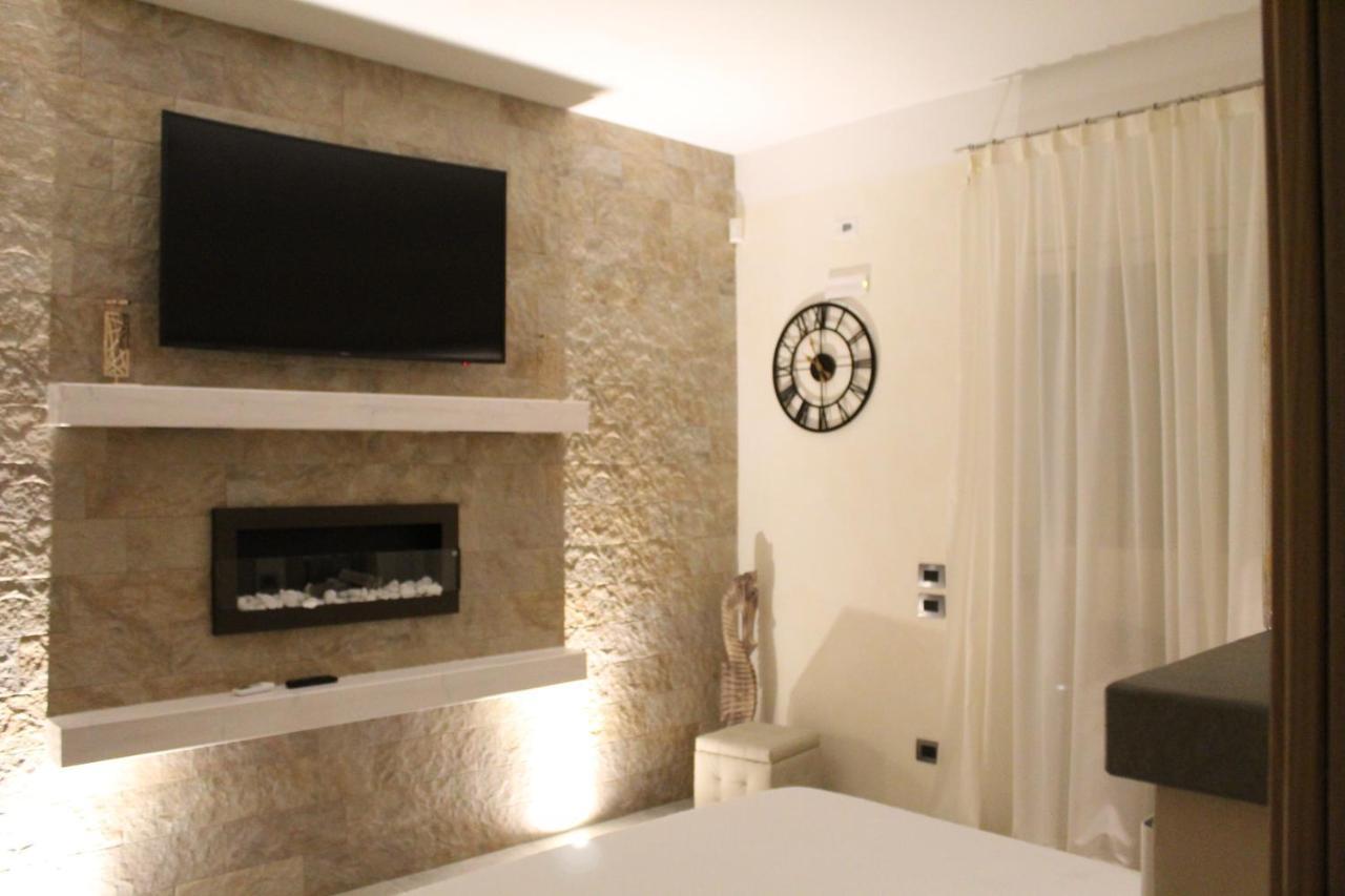 Villa Martina Luxury Rooms デセンツァーノ・デル・ガルダ エクステリア 写真