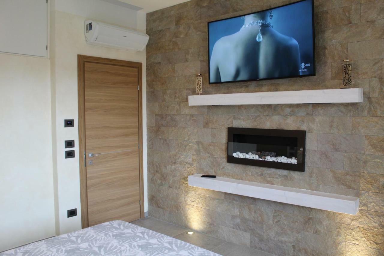 Villa Martina Luxury Rooms デセンツァーノ・デル・ガルダ エクステリア 写真