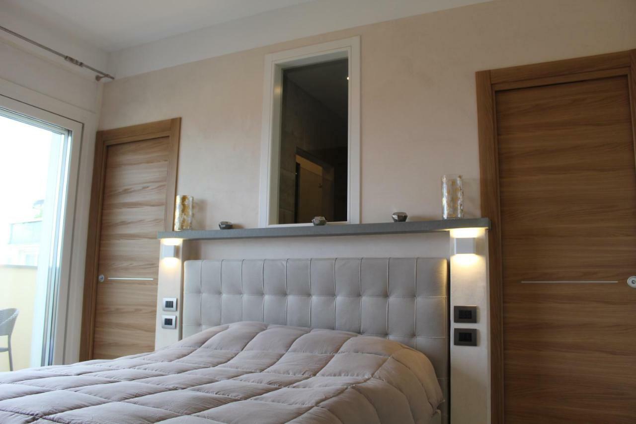 Villa Martina Luxury Rooms デセンツァーノ・デル・ガルダ エクステリア 写真