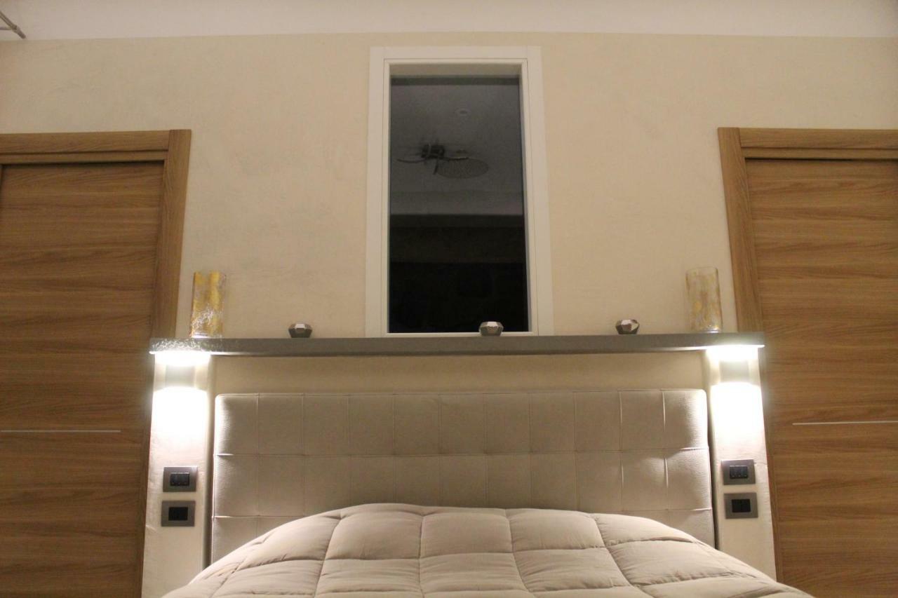 Villa Martina Luxury Rooms デセンツァーノ・デル・ガルダ エクステリア 写真